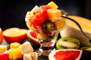 Beyaz arka plan üzerinde meyve küp