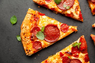 Salam ve sosisli pizza