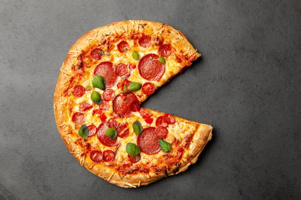 Pizza met salami en chorizo — Stockfoto