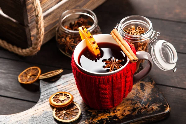 Vino caliente con especias y naranja —  Fotos de Stock