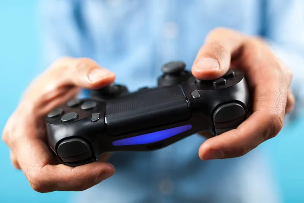 Manliga händer som håller en gaming controller — Stockfoto