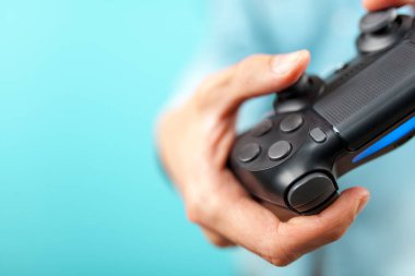 Bir oyun denetleyicisi holding erkek eller