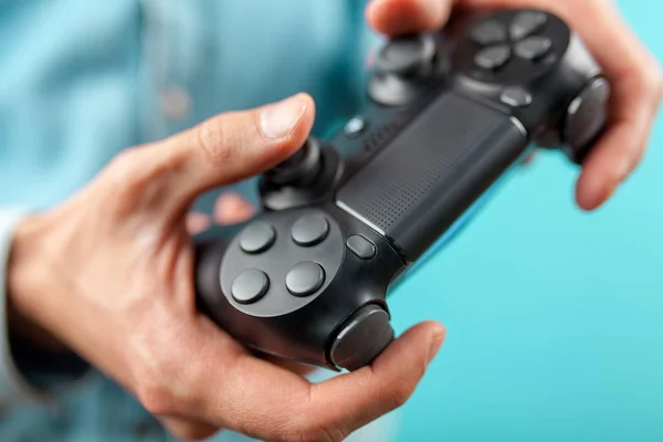 Manliga händer som håller en gaming controller — Stockfoto