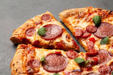 Salam ve sosisli pizza