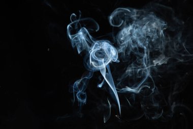 Siyah arkaplanda beyaz duman