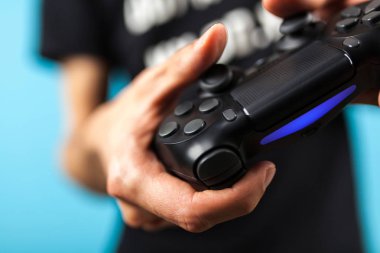 Bir oyun denetleyicisi holding erkek eller