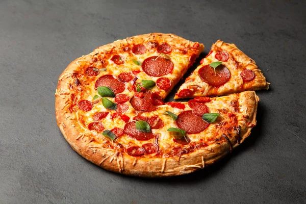 Pizza z salami i chorizo — Zdjęcie stockowe