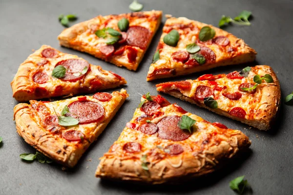 Pizza con salami y chorizo — Foto de Stock