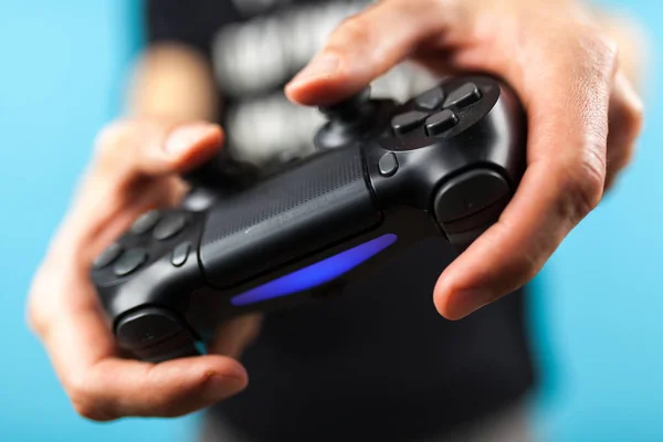 Männliche Hände, die einen Spielcontroller halten — Stockfoto