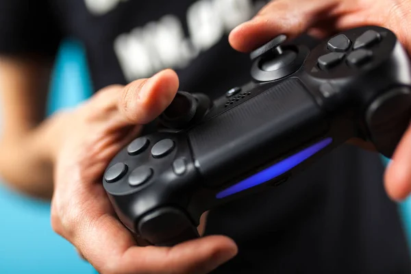 Mãos masculinas segurando um controlador de jogos — Fotografia de Stock