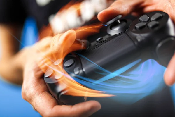 Männliche Hände, die einen Spielcontroller halten — Stockfoto