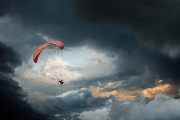 Man with a powered parachute — Stock Photo, Image