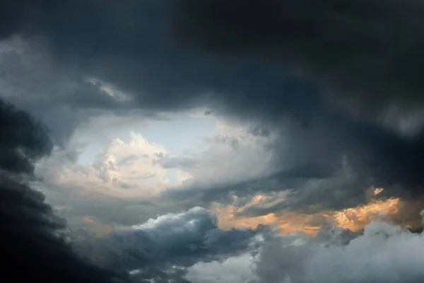 Belo céu dramático — Fotografia de Stock