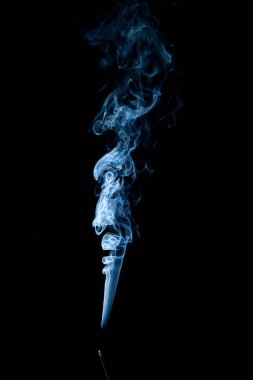 Siyah arkaplanda beyaz duman