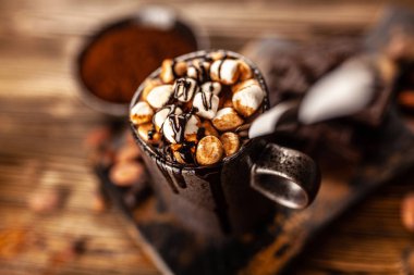 Bir fincan sıcak çikolata.