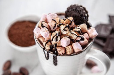 Bir fincan sıcak çikolata.