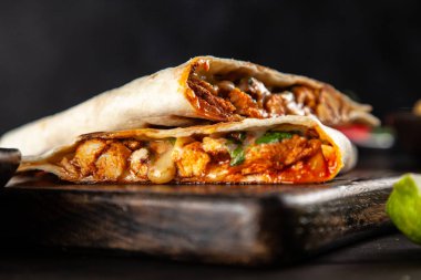 Kırmızı biber ve peynirli tavuk quesadillas