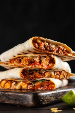 Kırmızı biber ve peynirli tavuk quesadillas