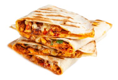 Kırmızı biber ve peynirli tavuk quesadillas