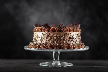 koyu arka plan üzerinde çikolatalı kek