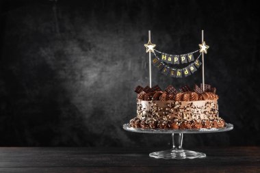 koyu arka plan üzerinde çikolatalı kek