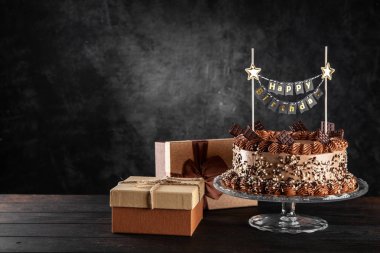 koyu arka plan üzerinde çikolatalı kek