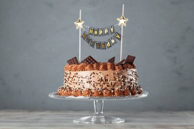 koyu arka plan üzerinde çikolatalı kek