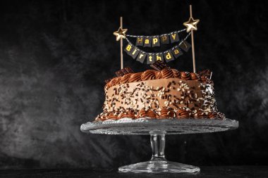 koyu arka plan üzerinde çikolatalı kek