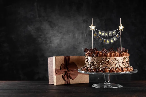 Bolo de chocolate no fundo escuro — Fotografia de Stock