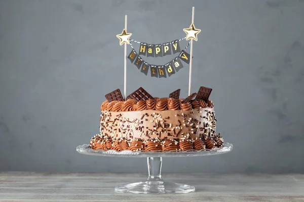 Schokoladenkuchen auf dunklem Hintergrund — Stockfoto