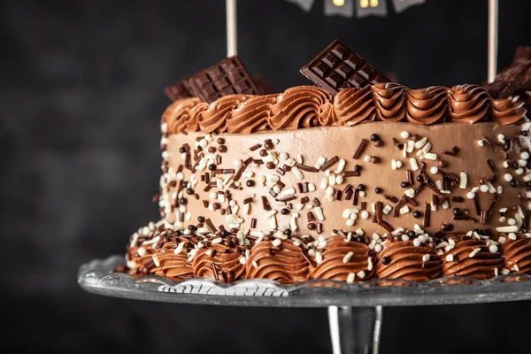 Pastel de chocolate sobre fondo oscuro — Foto de Stock