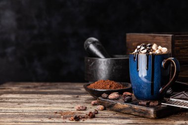 Bir fincan sıcak çikolata.