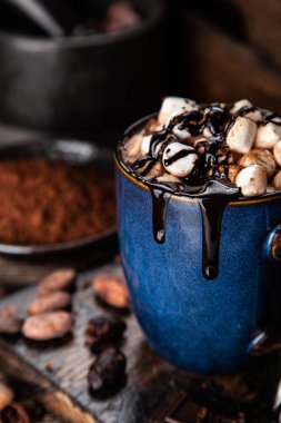 Bir fincan sıcak çikolata.