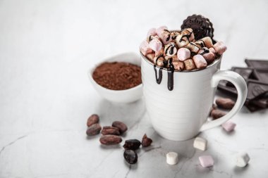 Bir fincan sıcak çikolata.