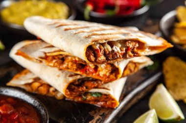 Kırmızı biber ve peynirli tavuk quesadillas