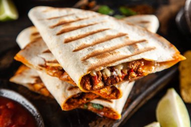 Kırmızı biber ve peynirli tavuk quesadillas