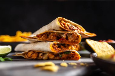 Kırmızı biber ve peynirli tavuk quesadillas