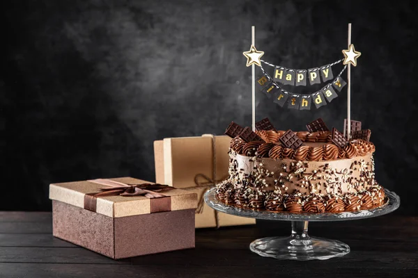 Torta al cioccolato su sfondo scuro — Foto Stock