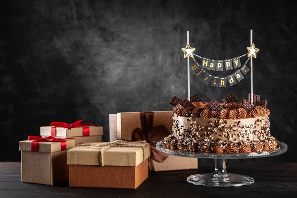 koyu arka plan üzerinde çikolatalı kek