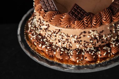 koyu arka plan üzerinde çikolatalı kek