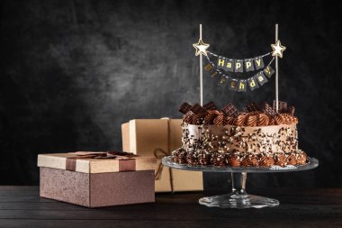 koyu arka plan üzerinde çikolatalı kek