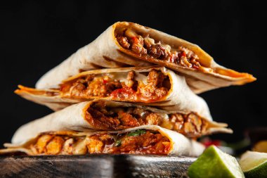 Kırmızı biber ve peynirli tavuk quesadillas