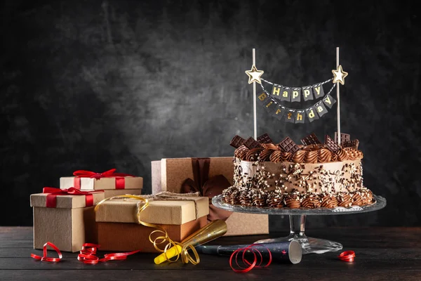 Schokoladenkuchen auf dunklem Hintergrund — Stockfoto