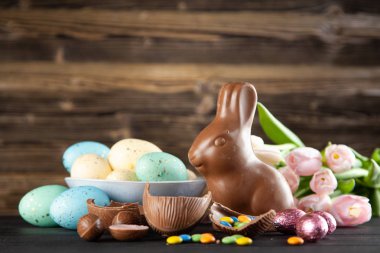 çikolata Paskalya tavşanı ve yumurta