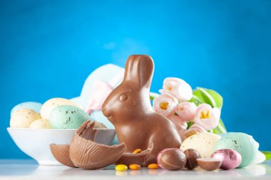 çikolata Paskalya tavşanı ve yumurta