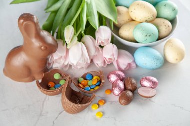 çikolata Paskalya tavşanı ve yumurta