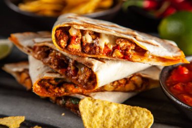 Kırmızı biber ve peynirli tavuk quesadillas
