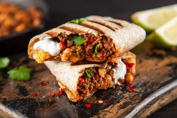 Burrito de carne de bovino mexicano — Fotografia de Stock