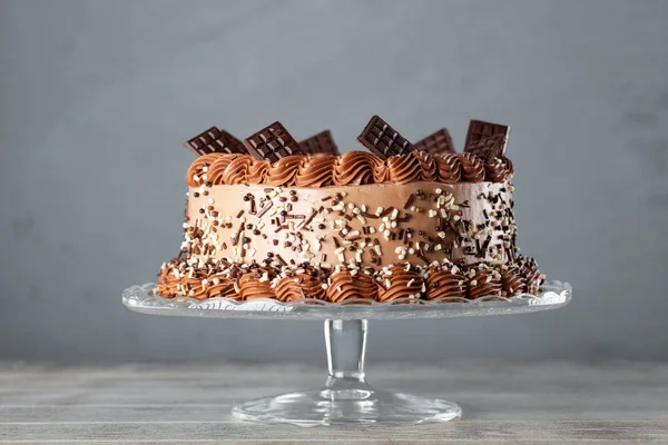 Bolo de chocolate no fundo escuro — Fotografia de Stock