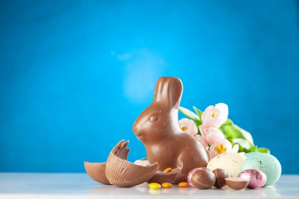 Lapin chocolat de Pâques et oeufs — Photo